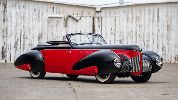 Подобно на DKW, базираната в Прага Aero се специализира в автомобили с двутактови двигатели и задвижване на предните колела. Най-големият и наистина последен модел е Type 50, чийто 2-литров двигател дава 50 к.с. Много малък, вероятно едноцифрен брой Type 50, наречени Dynamik, един от които е изобразен тук, са оборудвани с изключително свирепа, но опростена каросерия. тя е дело на  известния чешки производител Sodomka.